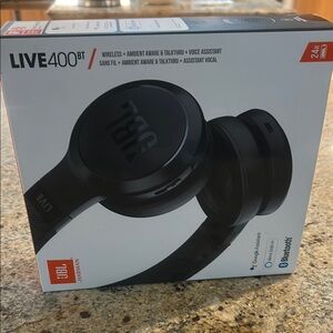 JBL LIVE400BT Bluetooth Headphones in Black
